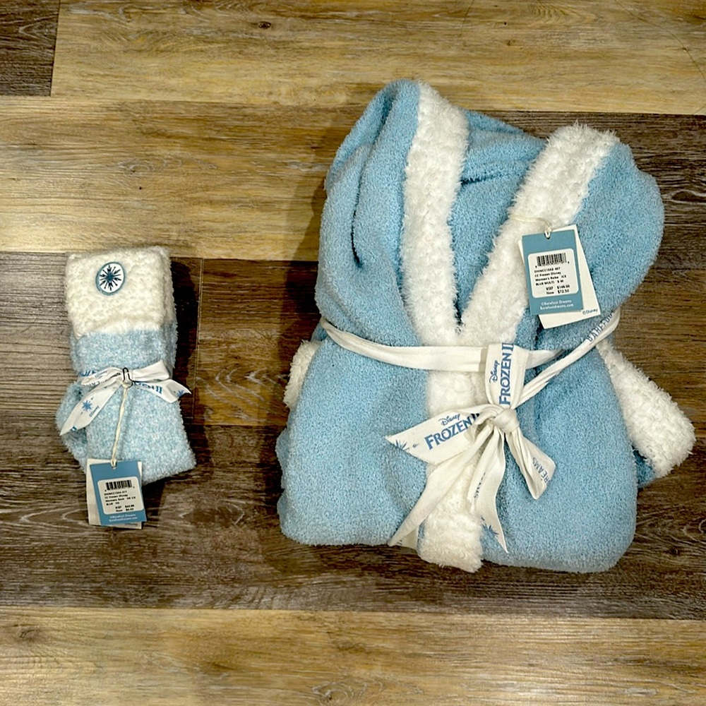 S-M Frozen Bathrobe w/ matching socks